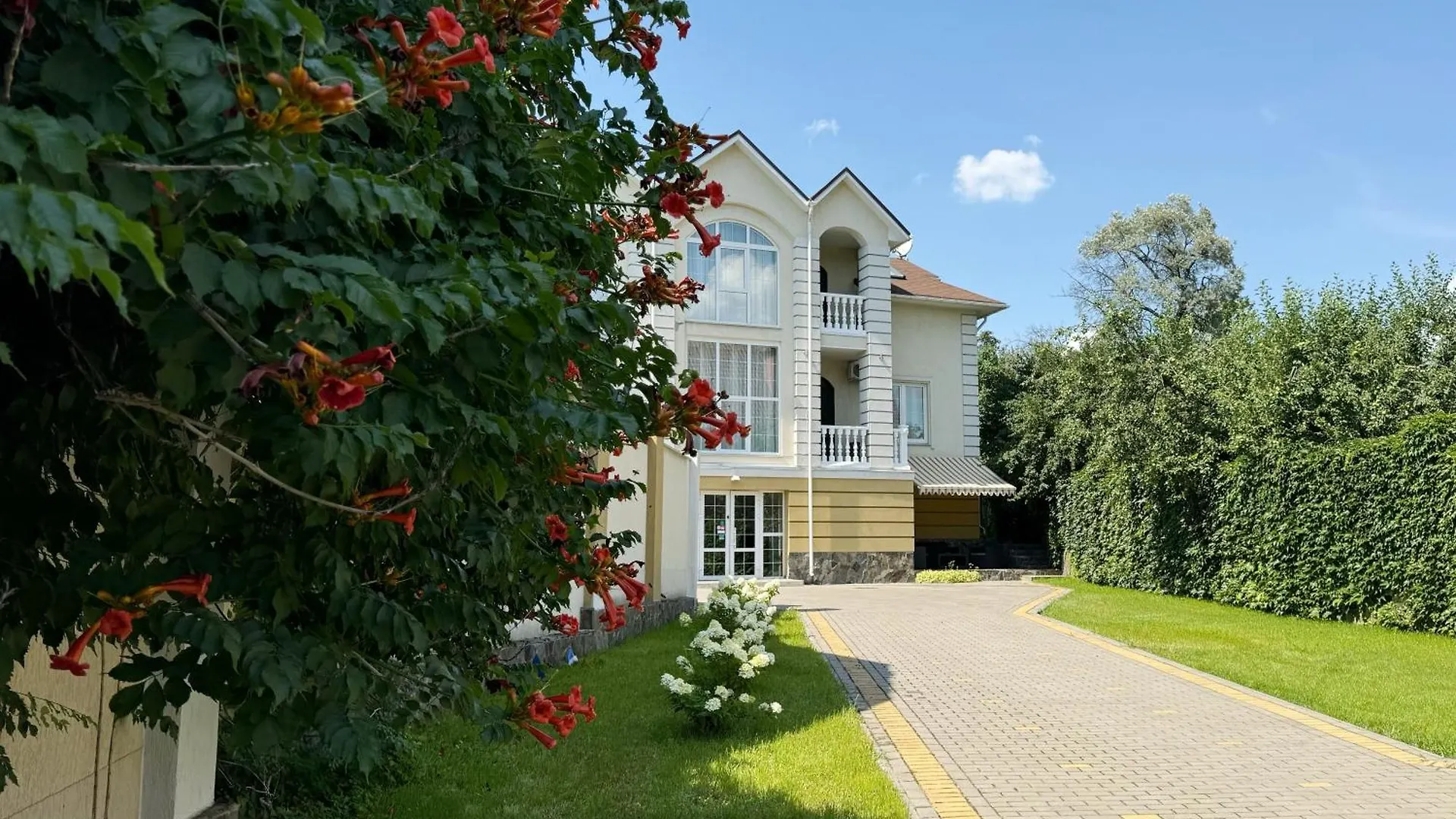לינה וארוחת בוקר קייב Shelter Hotel אוקראינה